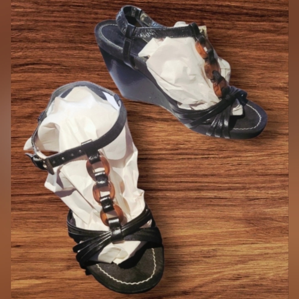 Bandolino size 7 like new  black leather Sandals